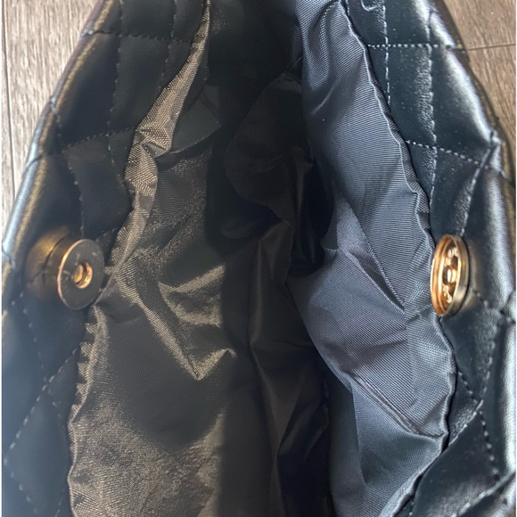 Black Quilted Women’s Shoulder Bag With Chain Strap - Picture 6 of 9